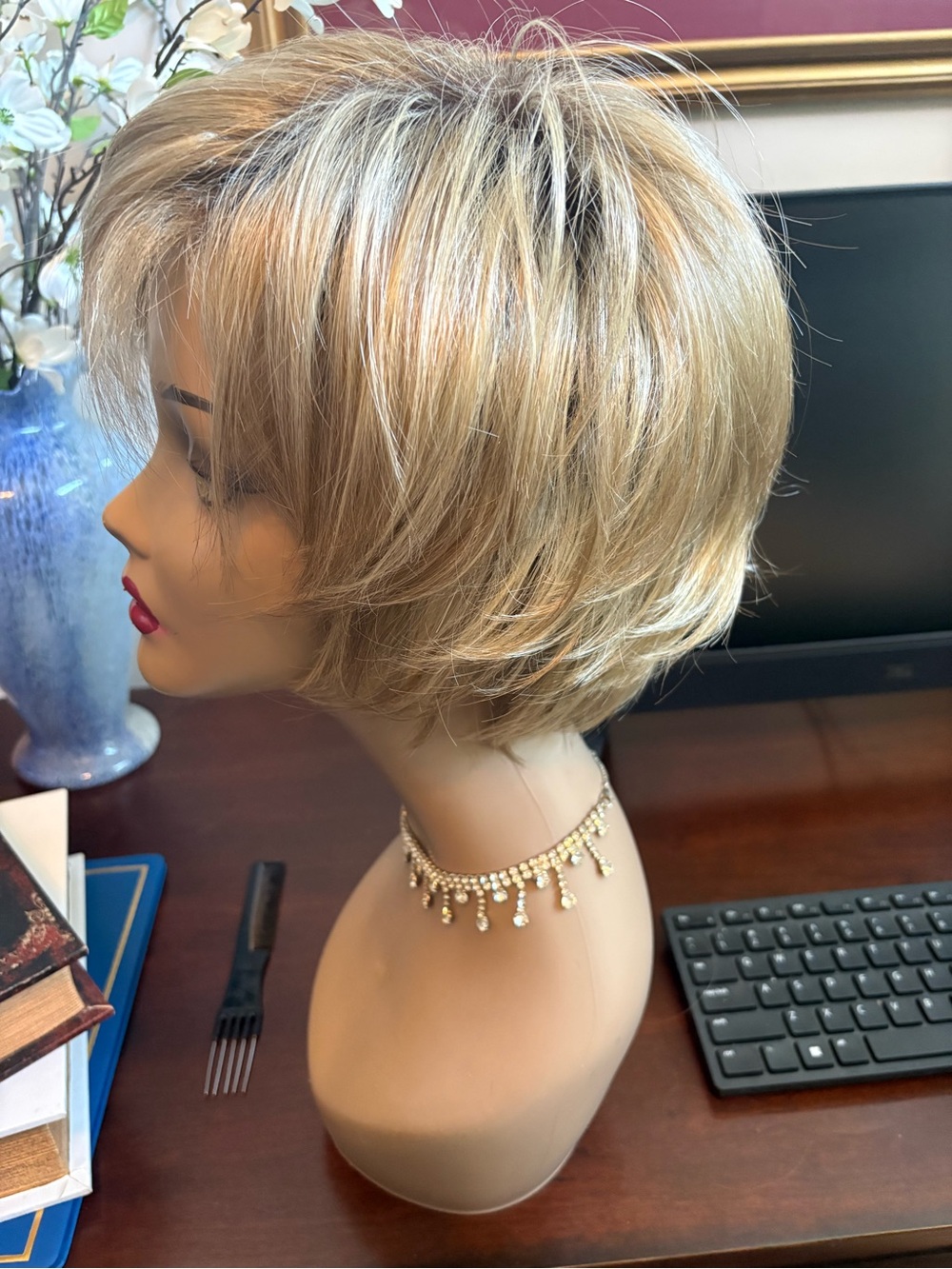 Short Layered Women's Noriko Reese wig in creamy toffee R